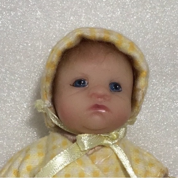 NIB Ashton-Drake Galleries “Busy as a Bee” Miniature 5” Doll, Collectible - Picture 2 of 9